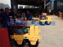 一批小型壓路機正在包裝，即將發出！